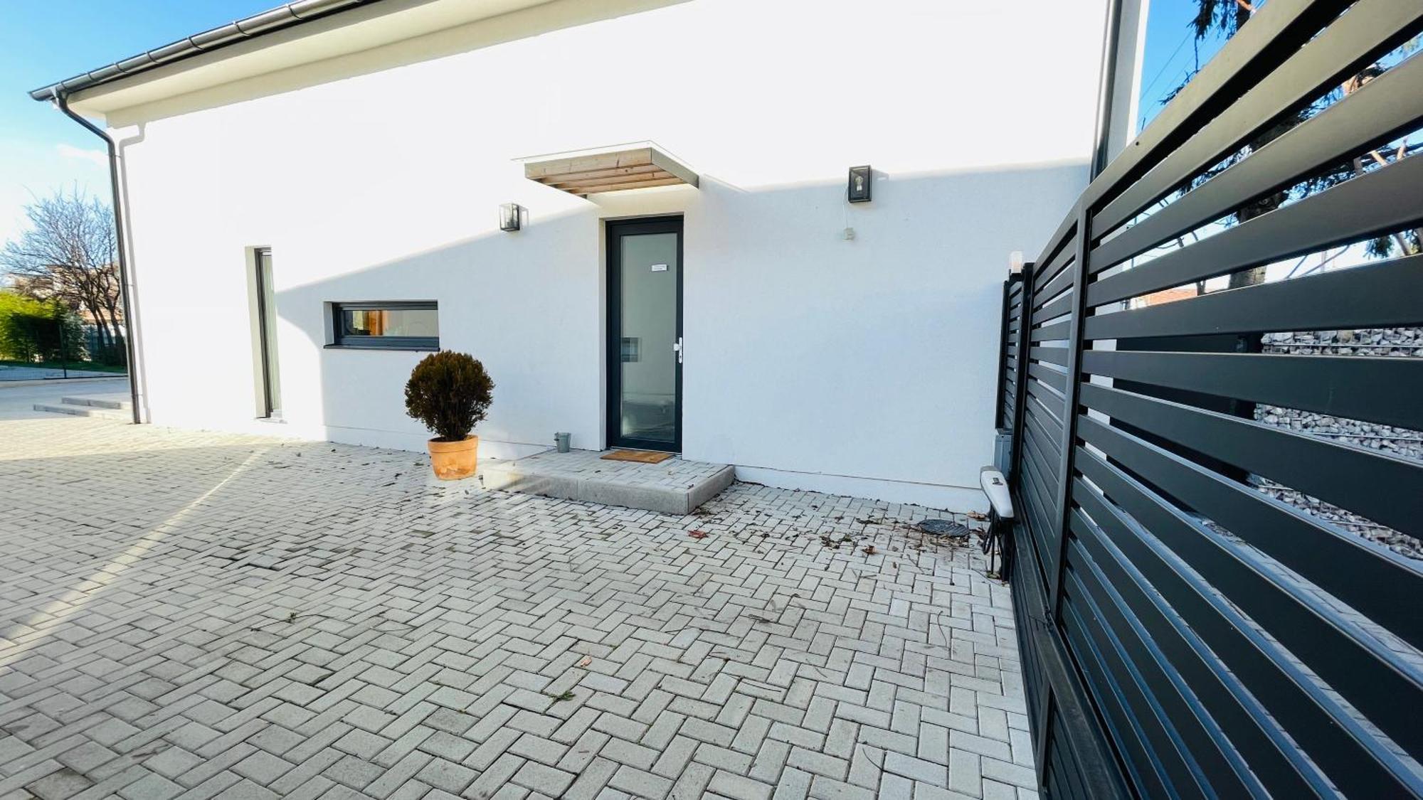 House Flow, 3 Room, Free 2 Parking Bratislava Exteriör bild