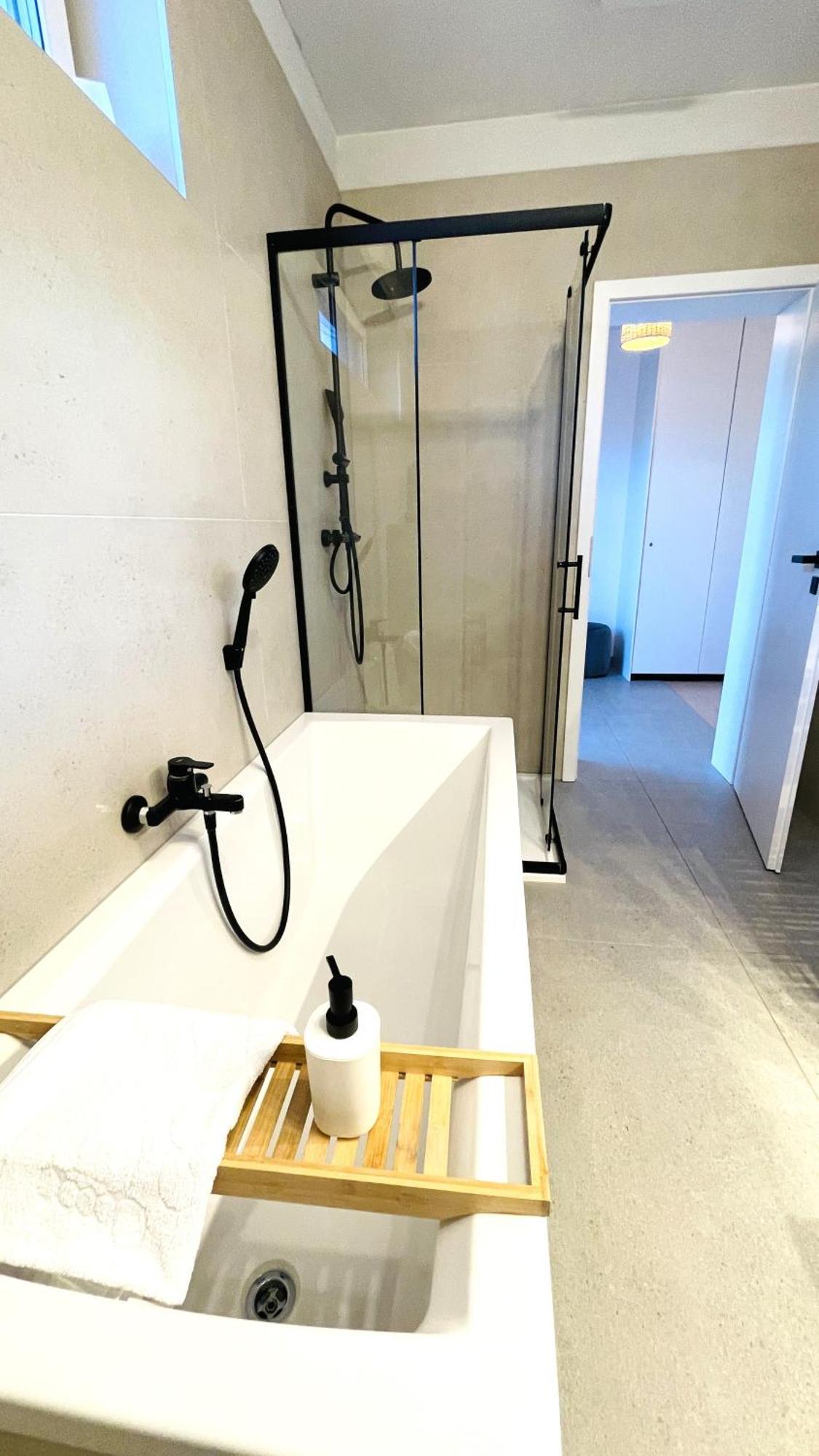 House Flow, 3 Room, Free 2 Parking Bratislava Exteriör bild